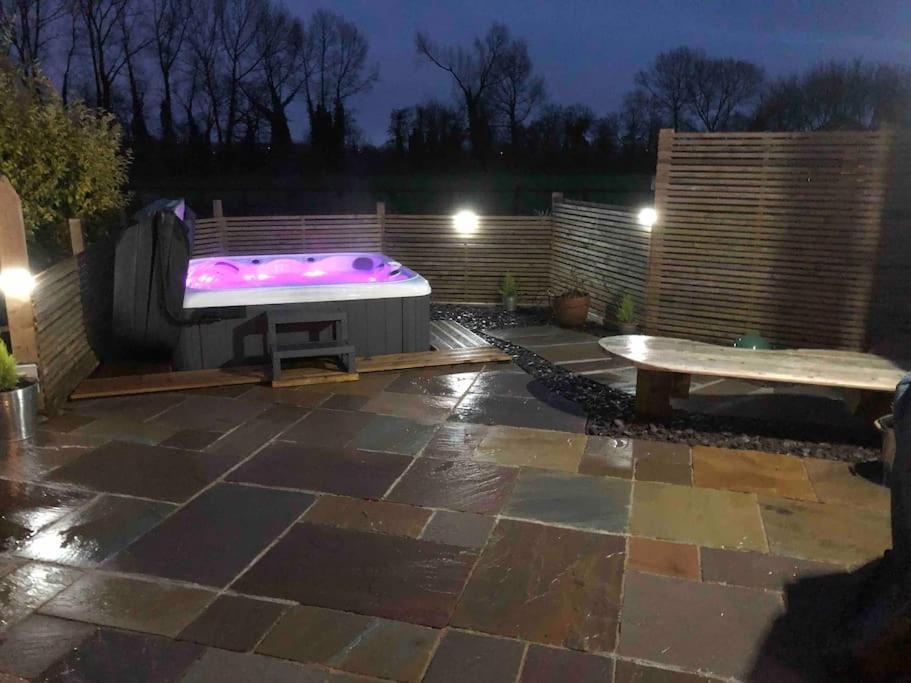 Moors Wood Relaxing ,Tranquil Retreat With Hot Tub Villa Chippenham  Kültér fotó